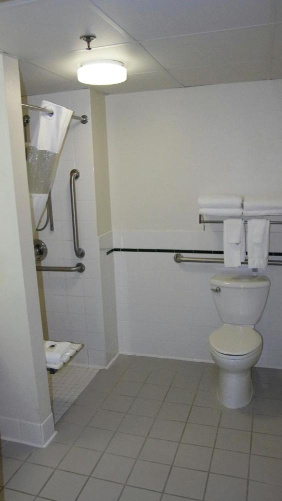 Deluxe Queen Room - Mobility Access/Non-Smoking interior