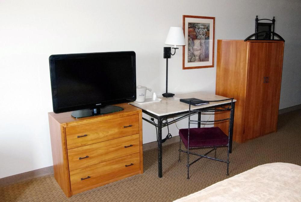 Queen Room with Two Queen Beds - Non-Smoking interior